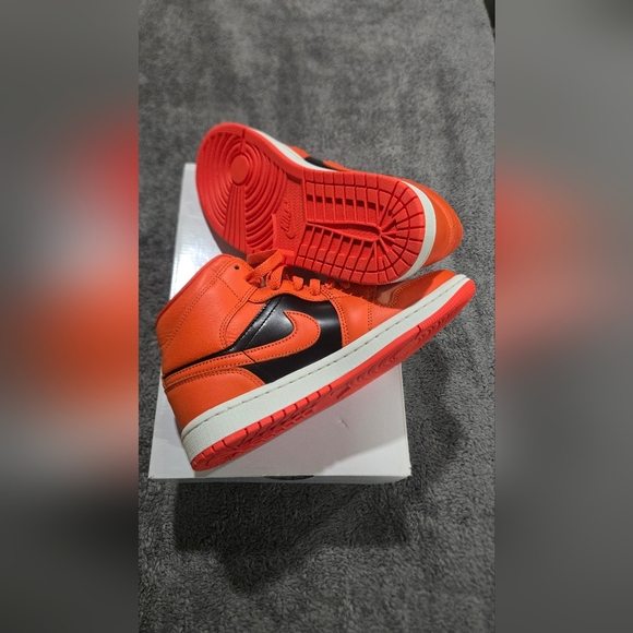 Nike Women's Sneakers in Orange and Black - Picture 4 of 8